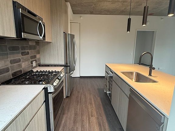 3rd image of 1319 W Lake St #414