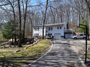 16 Devonshire Dr, Waterford, CT 06385