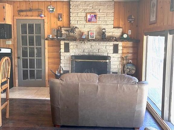 3rd image of 207 Carters Ln