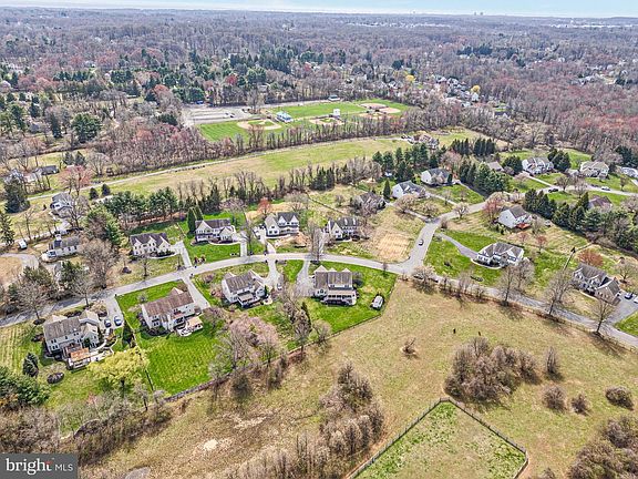 3rd image of 26 Woodside Farm Dr