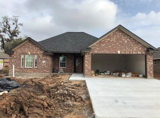 104 Freedom Dr, Clute, TX 77531