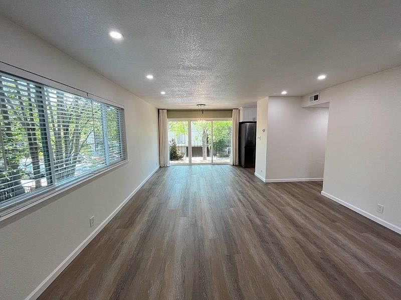 1st image of 250 Elm St #5