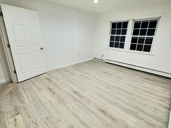 5th image of 11 Blue Spruce Rd