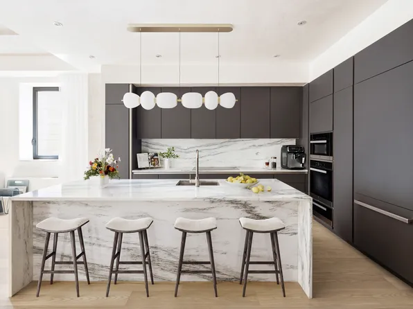305 East 61st Street image 2 of 8