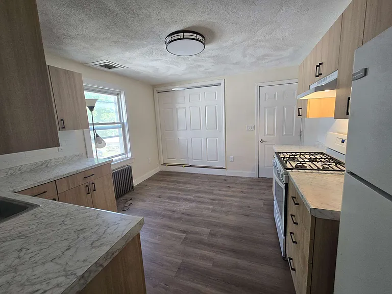 17-19 Vernon St #19-2 — Photo 3