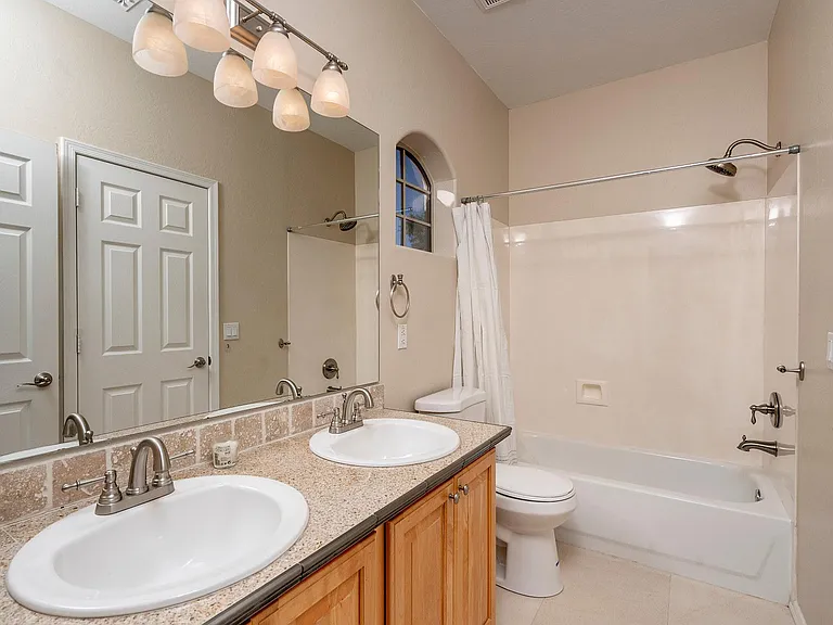 4506 E Robin Ln — Photo 5