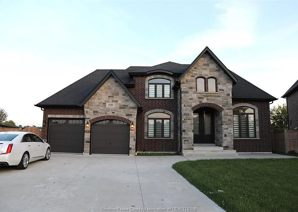 220 Rafih Cres