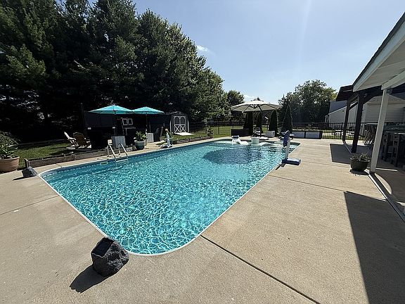 3rd image of 6169 Fox Run Ln