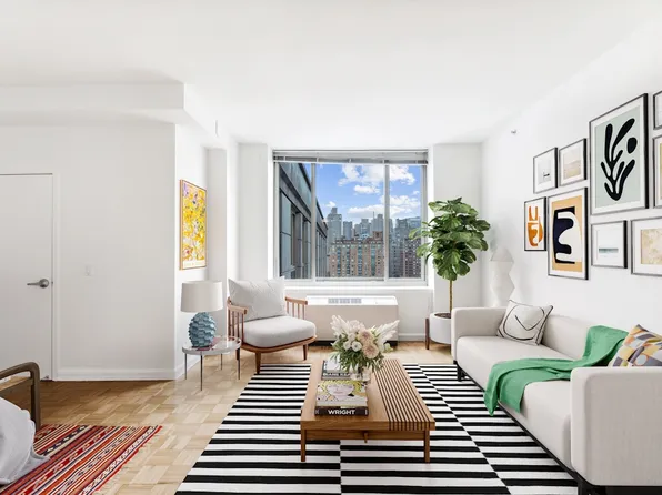 888 Main Street image 1 of 30