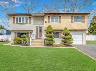 36 Woodbrook Dr, Ridge, NY 11961