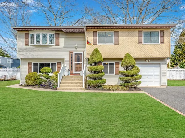 36 Woodbrook Drive, Ridge, NY 11961