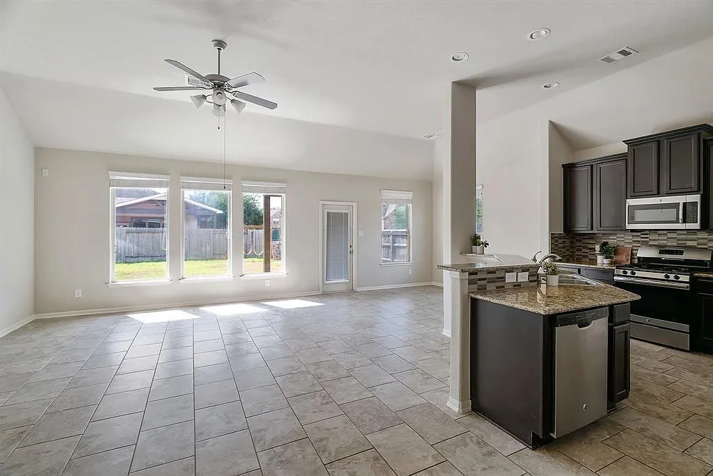 3 bed, 2.5 bath, 2376 sqft, $2,300 — Photo 3
