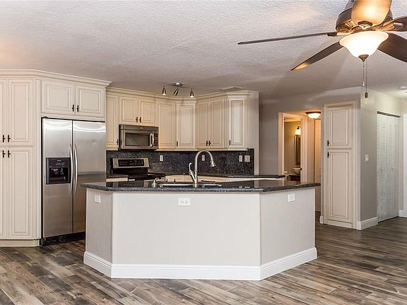 4th image of 680 Briarwood Ter #2