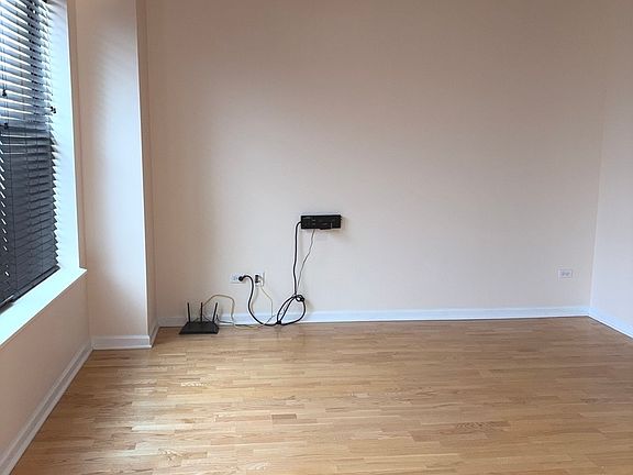 4th image of 1122 W Catalpa Ave APT 614