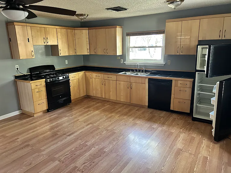 423 E 35th Ave — Photo 5