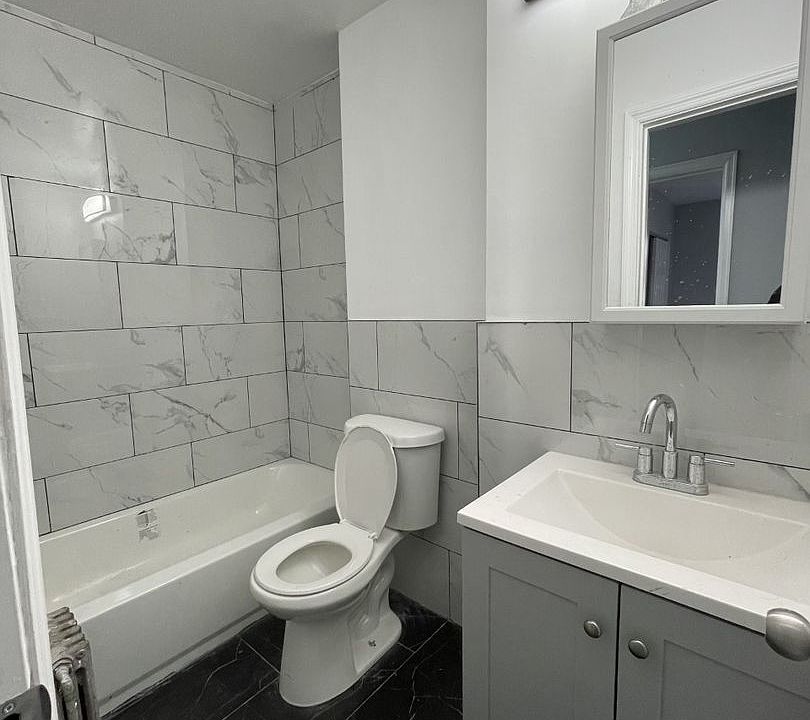 2nd image of 2886-2888 Fairfield Ave #R