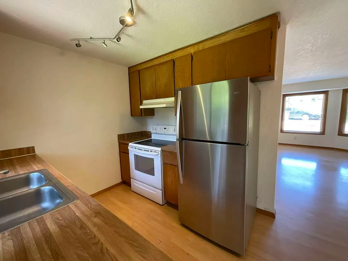 3 bed, 1024 sqft, $2,790 — Photo 2