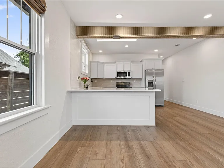 330 Main St — Photo 16