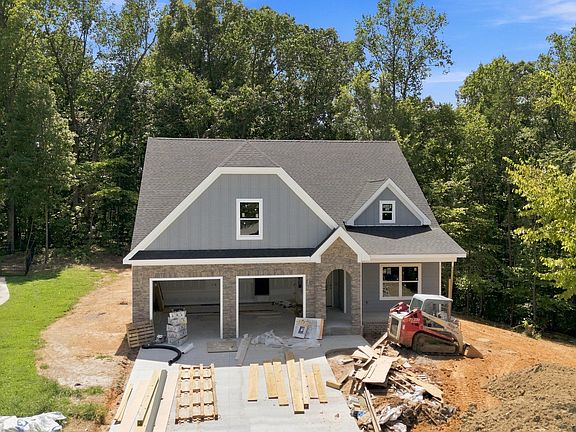 2nd image of 1005 Woodbury Trl