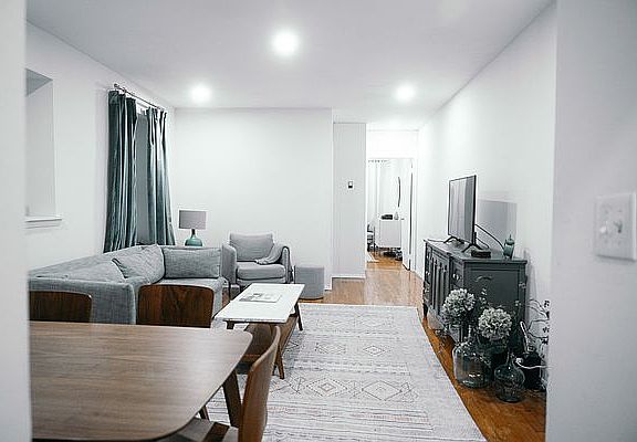3rd image of 4 W 109th St APT 1A