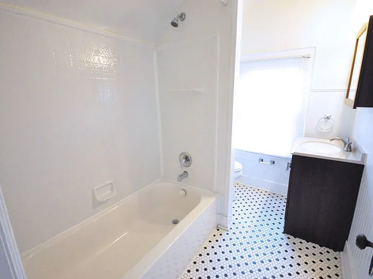 1504 Hamlet St — Photo 6