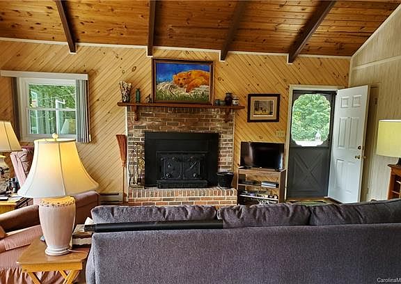 3rd image of 818 Hemlock Dr