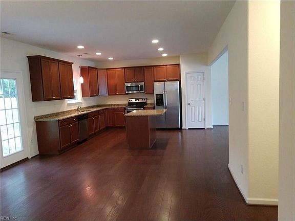 5th image of 3469 Vivian St