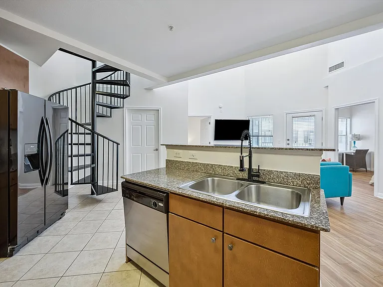 2502 Leon St #501 — Photo 4