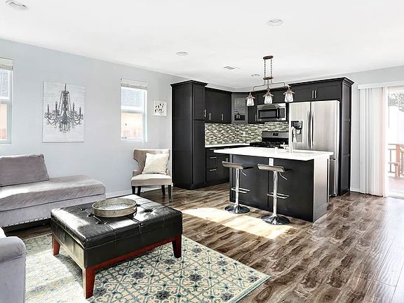 4th image of 2211 S Cloverdale Ave