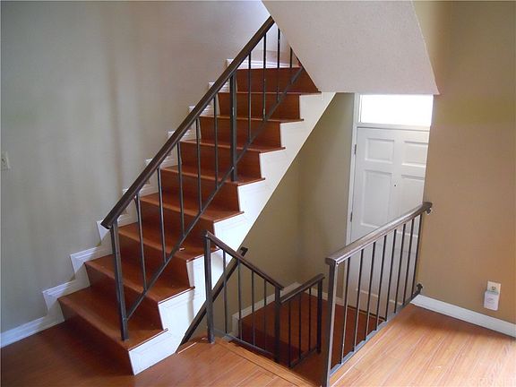 4th image of 6540 Hayvenhurst Ave Unit 2