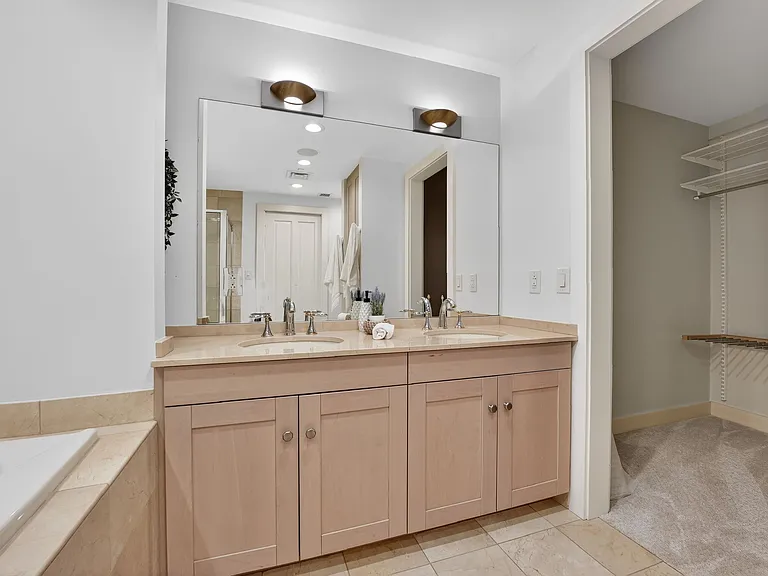 1 Miranova Pl #1840 — Photo 2