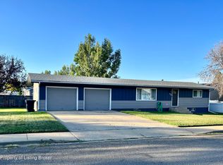 276 6th St SE, Dickinson, ND 58601