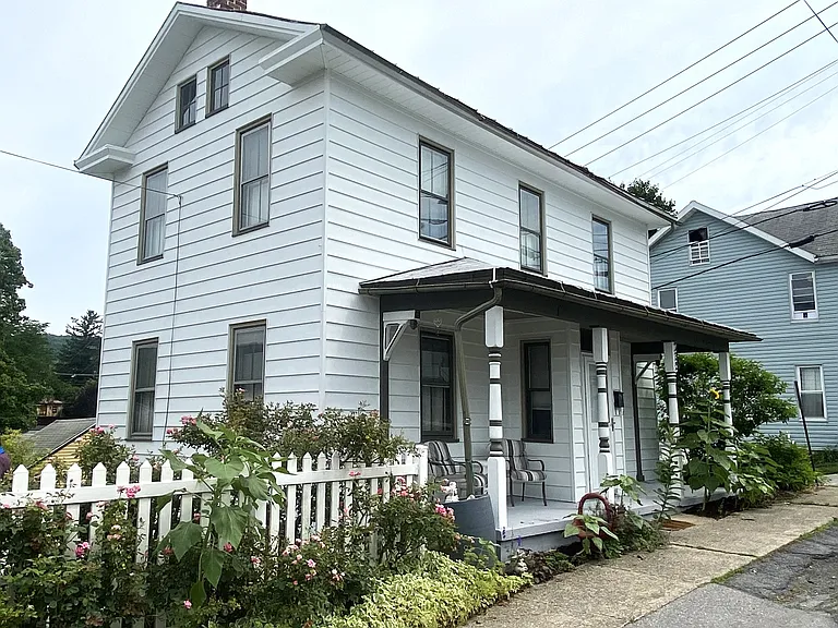 235 E Lamb St — Photo 1
