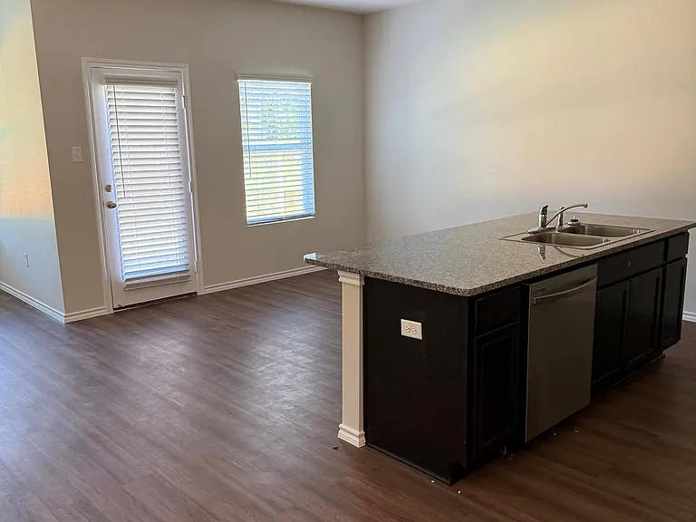 3109 Mesa Dr — Photo 3