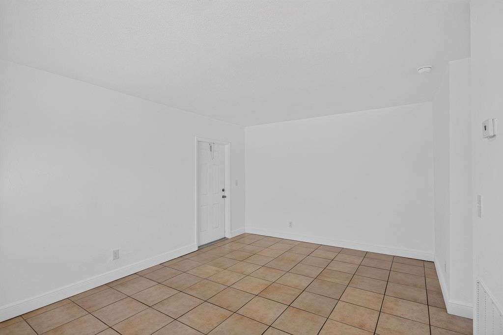 909 Pine Dr APT 9, photo 4