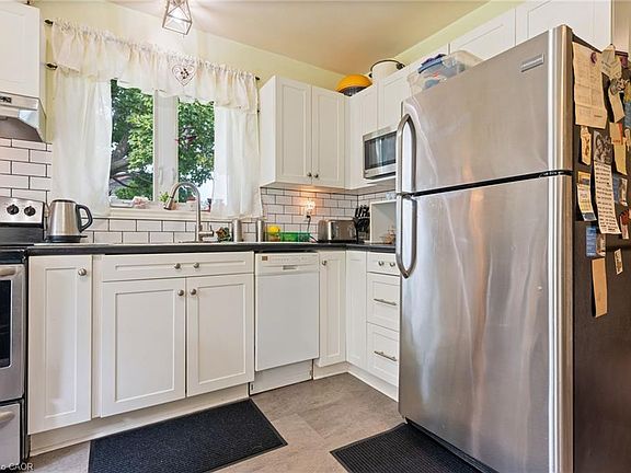5th image of 24 Lakeview Cres