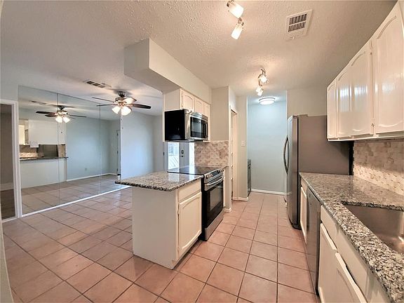 4th image of 2232 Crockett Dr