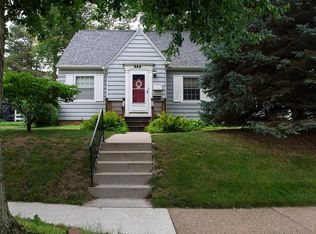 329 38th St NE, Cedar Rapids, IA 52402