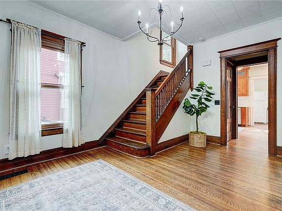 5th image of 136 Asbury St