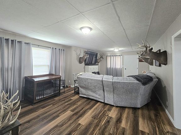 4th image of 702 Maple St