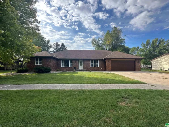 1320 Kahler Ct, Sheldon, IA 51201