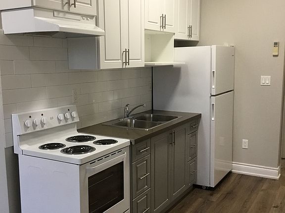 2nd image of 90 1/2 Simcoe St N #1