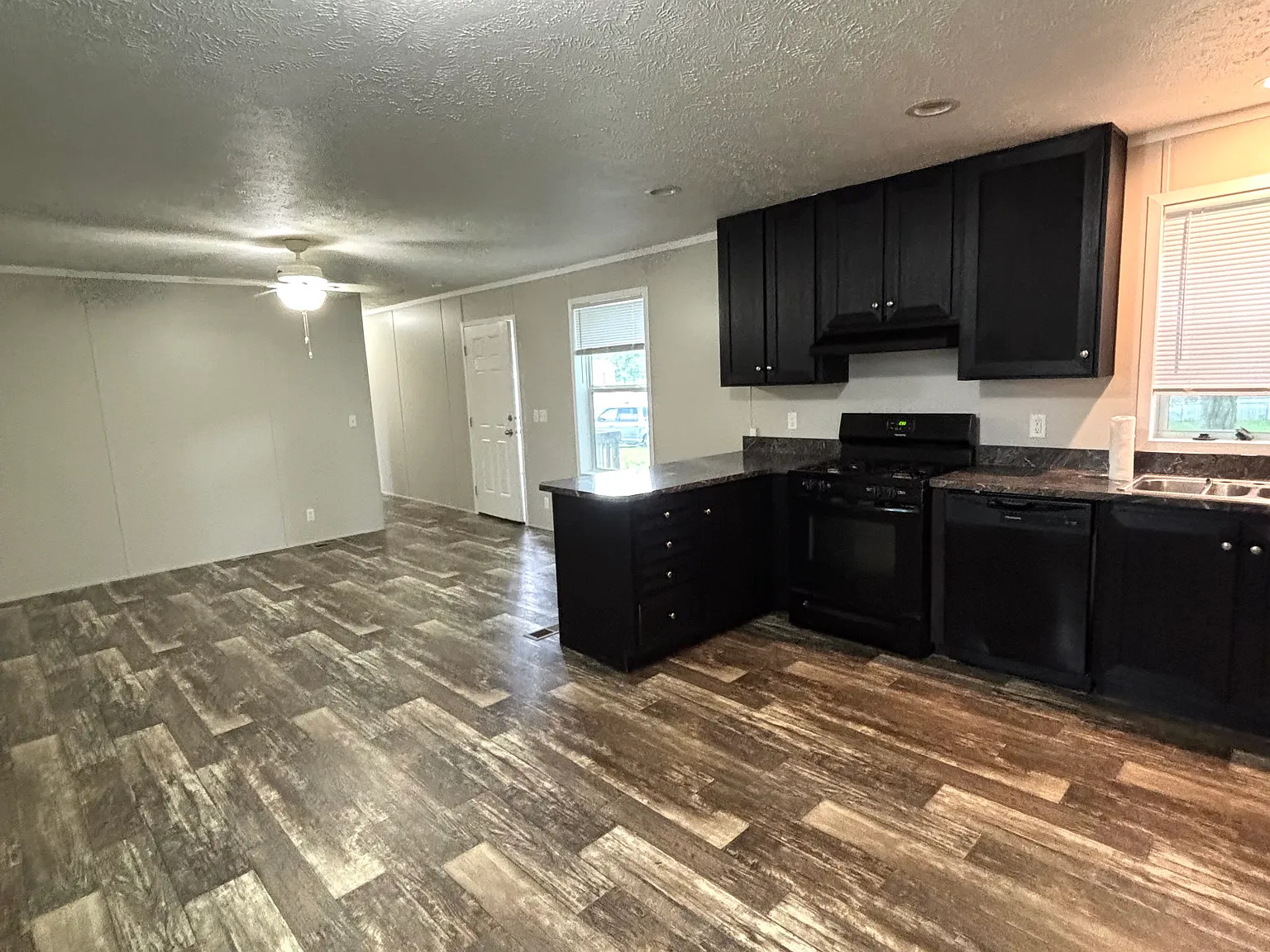 3 bed, 1056 sqft, $1,005 — Photo 3