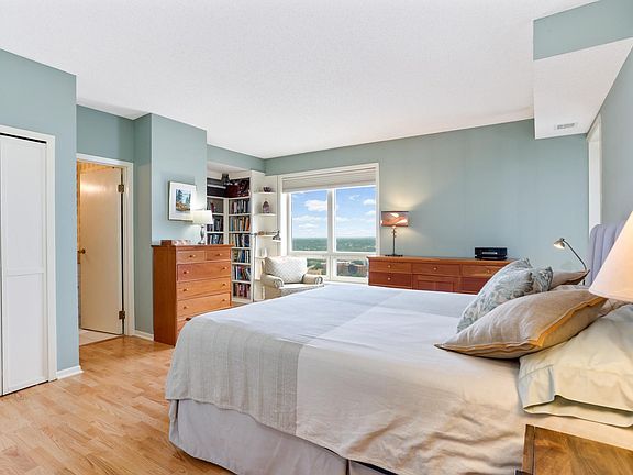 4th image of 168 6th St E Unit 3903