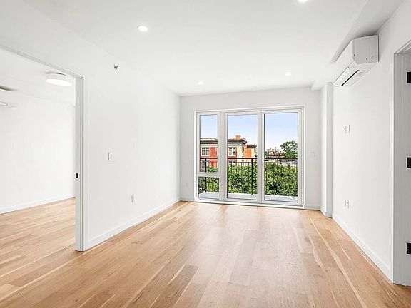4th image of 105 Rogers Ave #601
