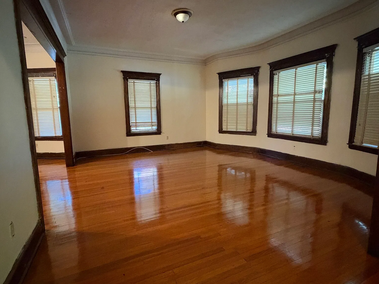 3 bed, 1.0 bath, 5067 sqft, $1,860 — Photo 3