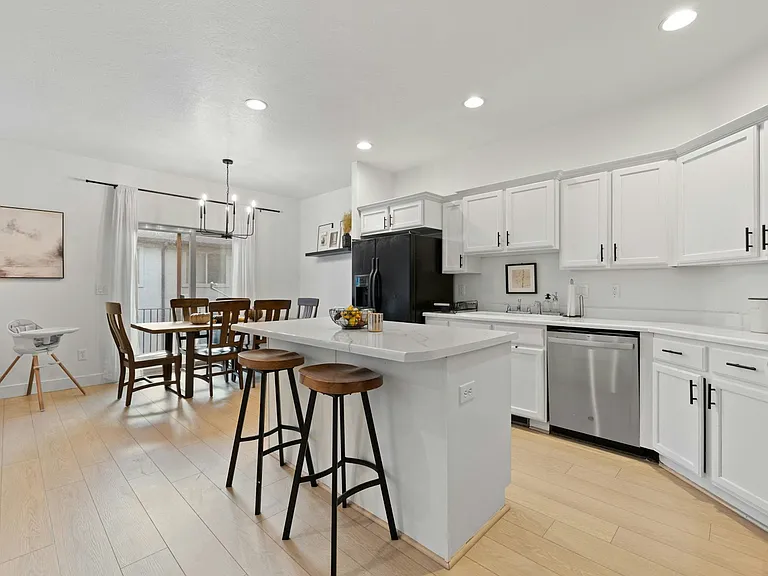 2657 N Elm Dr — Photo 11
