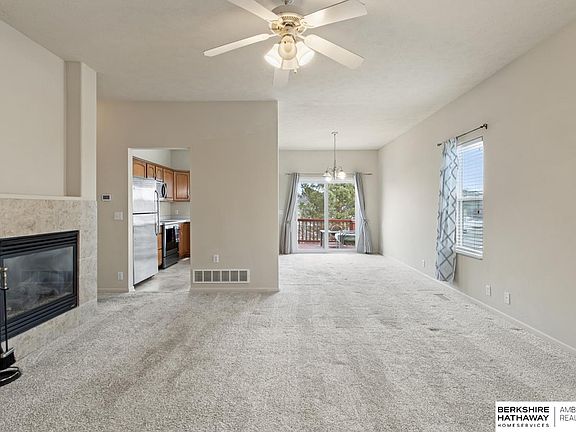 3rd image of 15210 Camden Cir