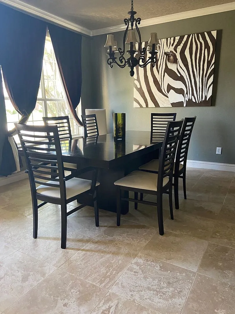 Spacious 4BR House in The Colony — Photo 3