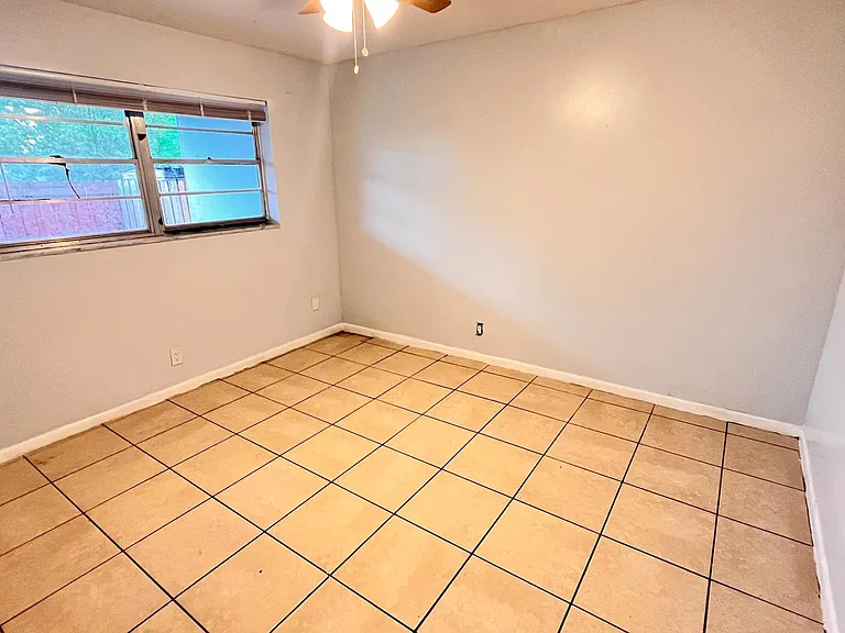 919 S G St — Photo 15
